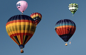 plusieurs montgolfieres dans le ciel